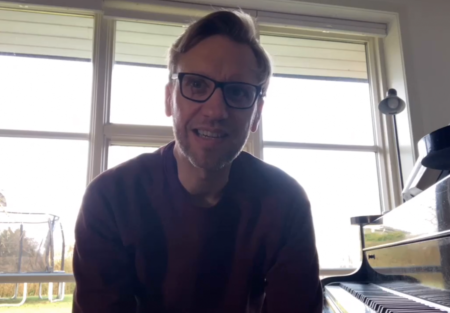 Martin Hornstrup bekæmper corona-tristhed med fællessang