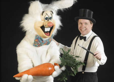Tryllekunstneren og hans kanin prøver Gellerupscenen af