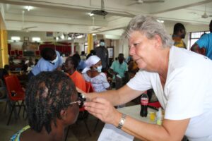 Aflagte briller fra Brabrand giver børn og voksne i Ghana synet tilbage