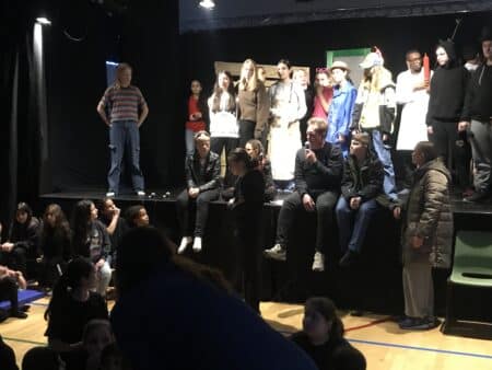 Før det rigtig gik løs: Elever opførte ”Frække Frida” på Sødalskolen