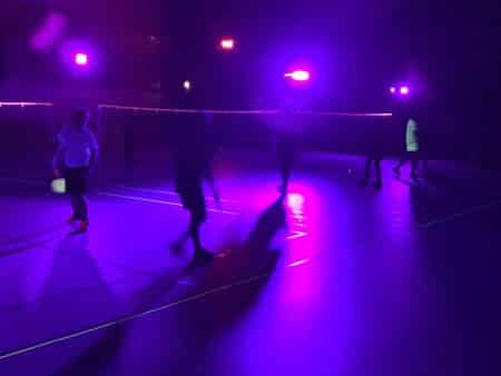 Badminton i mørke blev en sjov oplevelse i Brabrandhallen