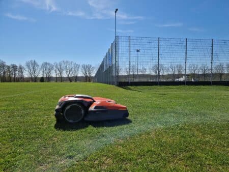 Robotplæneklipper overtager græsklipning på fodboldbanerne i Brabrand