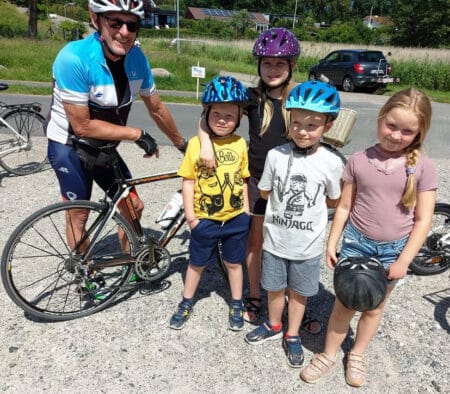 Små og store cykler rundt om Brabrand Sø for syge børn