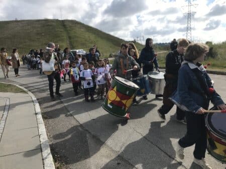 Karneval i bydelen: Børnehavebørn fyldte Gellerup med samba-stemning