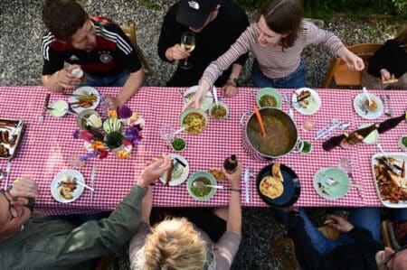 Fællesspisning med madspild på menuen i Brabrand Sognegård