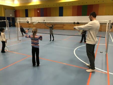 Børn fra Engdalskolens SFO snuser til badminton og foreningsidræt