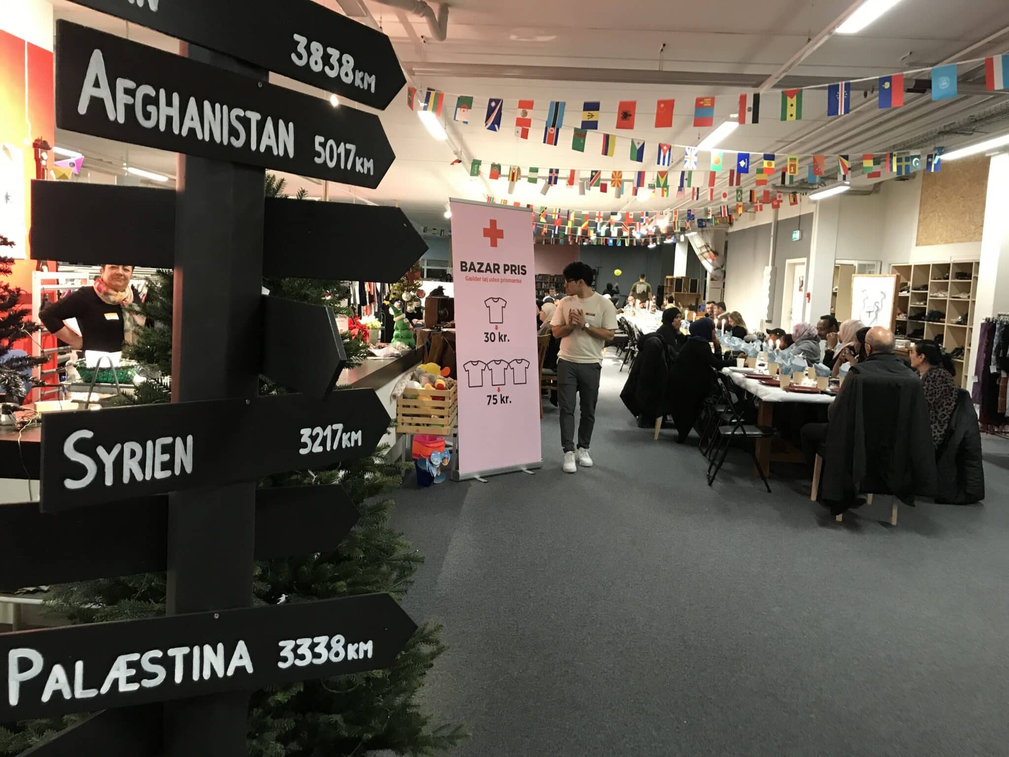 Hele vejen ned gennem den Røde Kors´ store genbrugsbutik var der dækket fint op til de 120 deltagere i mandag aftens World Community Dinner.
