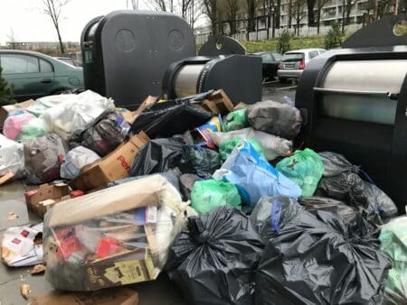 Affald hober sig op i Gellerup: Boligforening forsøger selv at rydde op