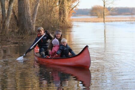 Familie på søndagstur i kano på Brabrandstien…