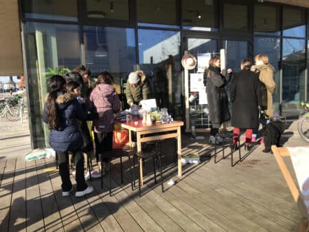 Torvedage på Verdenspladsen åbnede med spire-workshop og kaffe-hygge