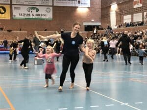Store og små gymnaster leverede smittende livsglæde i Brabrandhallen