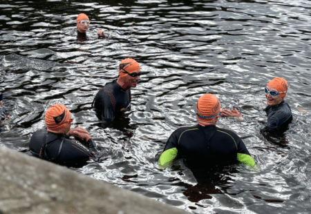 70-årige fra Gellerupbadet på dybt vand: Svømmede 1000 meter i Silkeborgsøerne