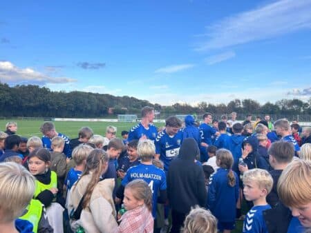 Piger og drenge fra Brabrand IF Fodbold skabte stemning til pokalkamp