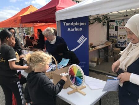 Børn og voksne til Løb Mellem Husene lærte om tandsundhed