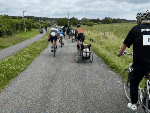 Børn og voksne cykler for syge børn omkring Brabrand Sø