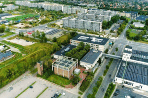 “Markedet er positivt”: Slidte betonbygninger omkring Fredspladsen udbydes nu til salg