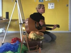 Når sang, krop og fantasi skaber fællesskab: Nyt kulturprojekt folder sig ud i lokale vuggestuer