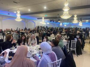 Ramadan fællesspisning samler deltagere på tværs af kultur og religion