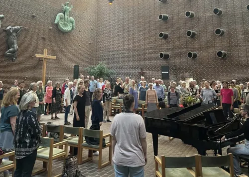 Ny kirkemusiker i Gellerup Kirke inviterer alle sangglade med i nyt folkekor